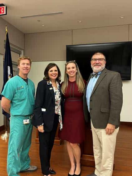 左起为首席医疗官Robert Peltier, MD; Urologist and 2022 Advanced Practitioner of the Year Charlie Shelton; President/CEO Michele Kidd Sutton; and 2022 North Oaks Medical Center Chief of Staff Brandon Cambre, MD.